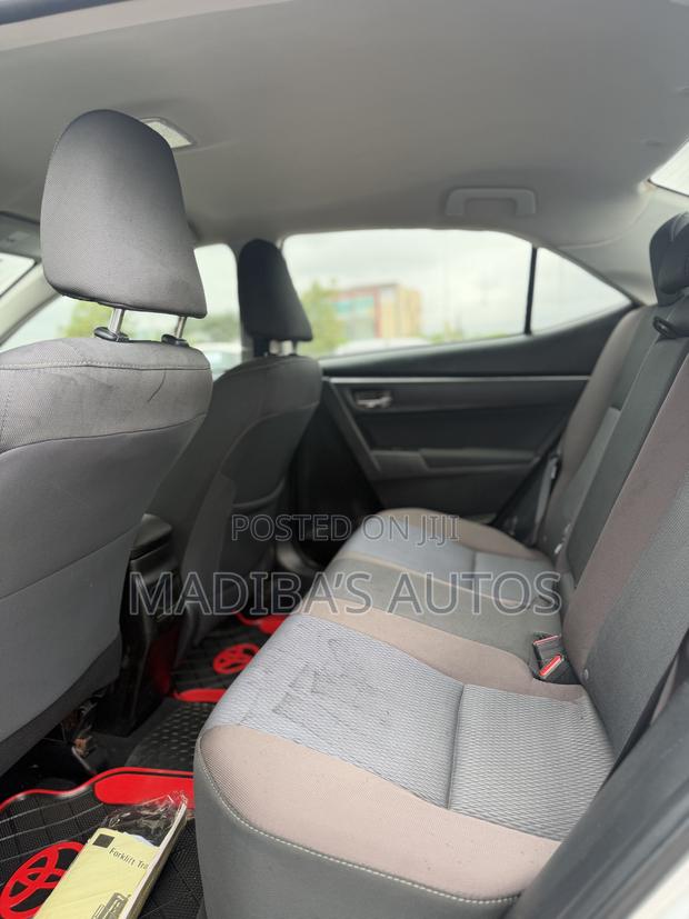 Toyota Corolla LE (1.8L 4cyl 2A) 2018 Gray