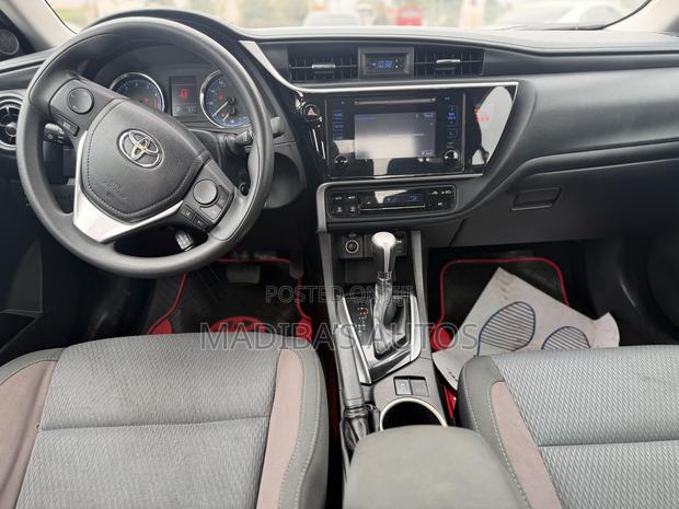 Toyota Corolla LE (1.8L 4cyl 2A) 2018 Gray