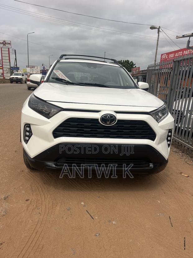 Toyota RAV4 XLE AWD 2020 White