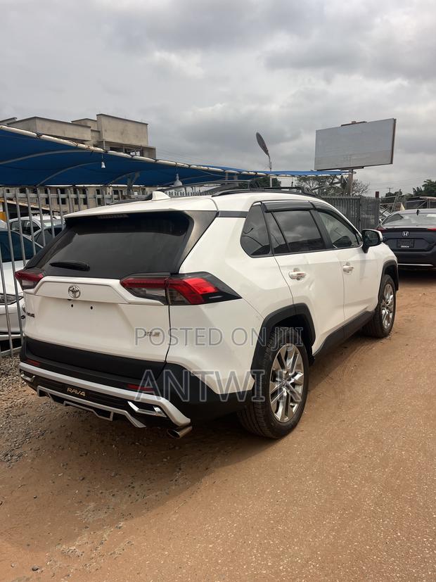 Toyota RAV4 XLE AWD 2020 White