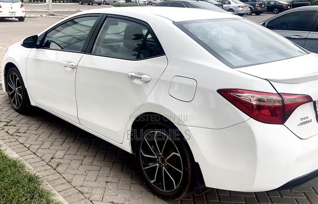 Toyota Corolla LE ECO 4dr Sedan (1.8L 4cyl CVT) 2017 White