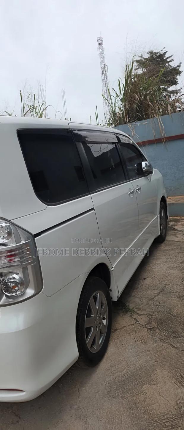 Toyota Voxy 2013 White