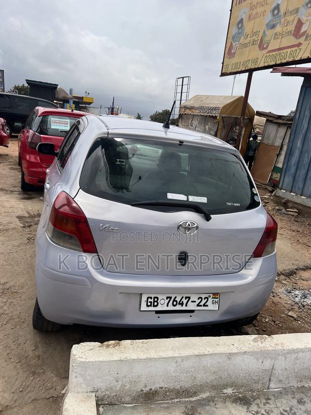 Toyota Vitz 2010 Silver