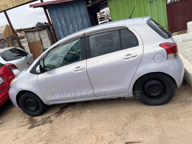 Toyota Vitz 2010 Silver