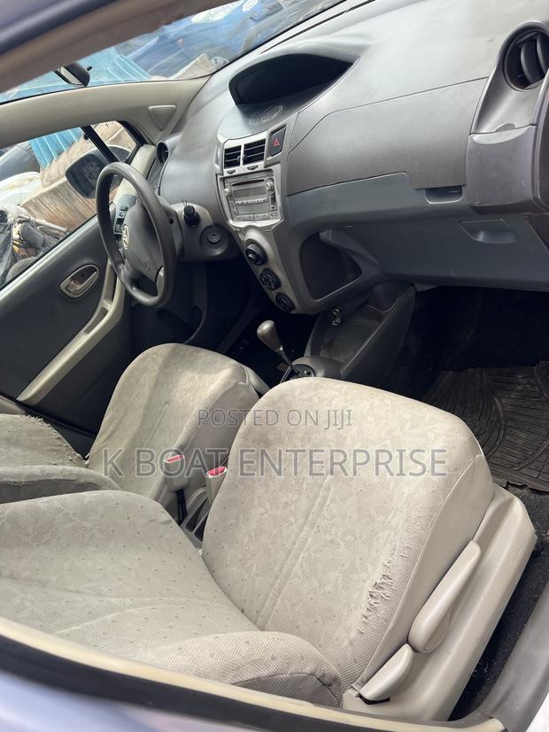 Toyota Vitz 2010 Silver