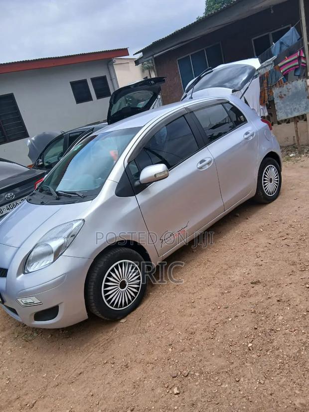 Toyota Vitz 2009 Silver