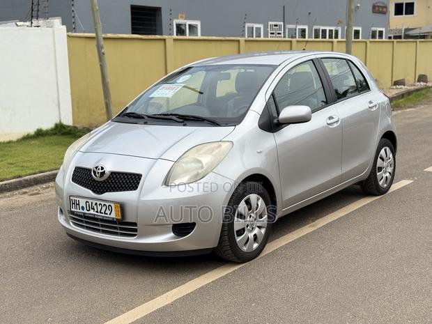 Toyota Yaris Base Hatchback 5dr 2010 Silver
