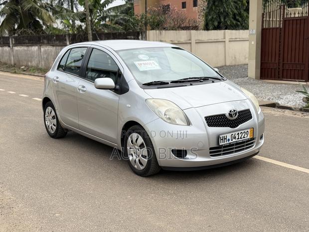 Toyota Yaris Base Hatchback 5dr 2010 Silver