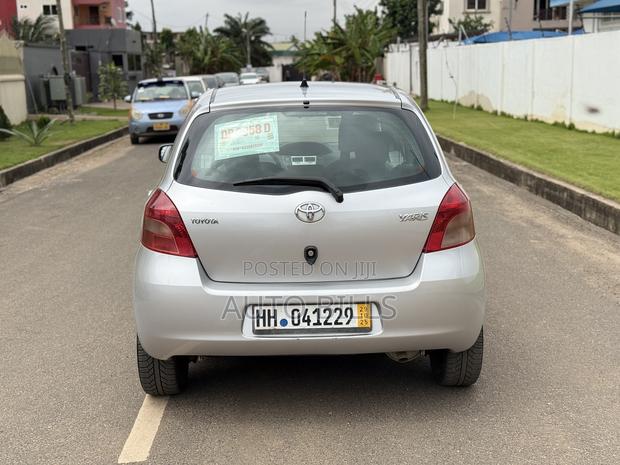 Toyota Yaris Base Hatchback 5dr 2010 Silver