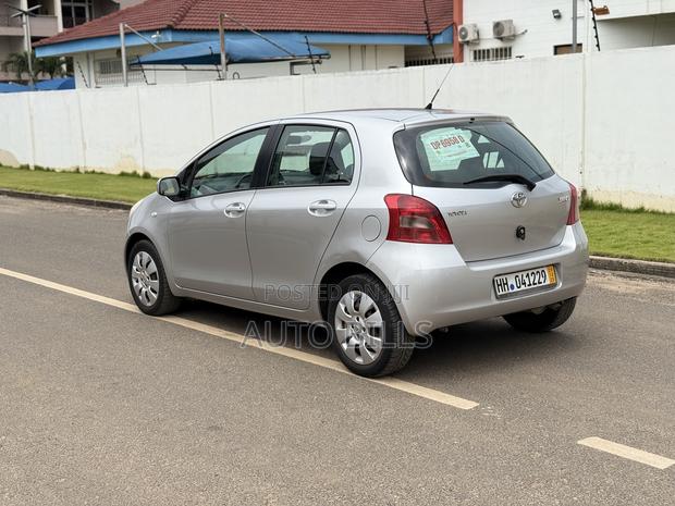 Toyota Yaris Base Hatchback 5dr 2010 Silver
