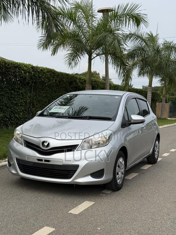 Toyota Vitz 1.3 FWD 5dr 2014 Silver