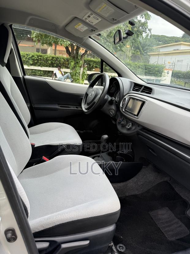 Toyota Vitz 1.3 FWD 5dr 2014 Silver