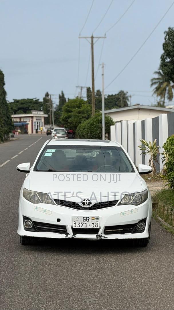 Toyota Camry SE V6 4dr Sedan (3.5L 6cyl 6A) 2013 White
