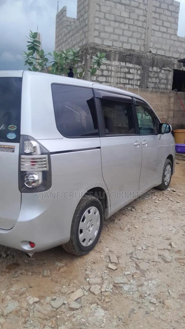 Toyota Voxy 2012 Silver