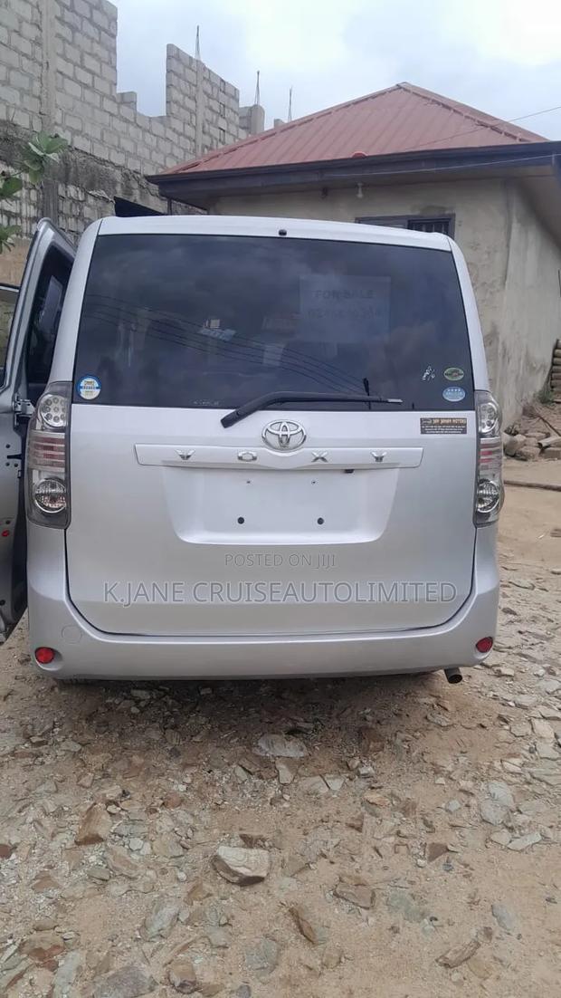 Toyota Voxy 2012 Silver