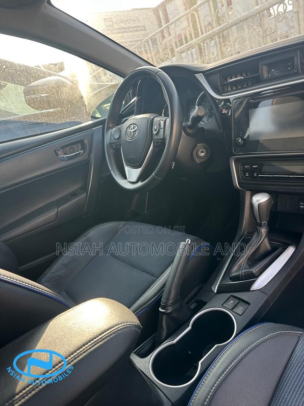 Toyota Corolla SE (1.8L 4cyl 2A) 2019 Silver