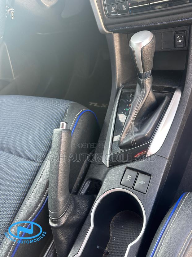 Toyota Corolla SE (1.8L 4cyl 2A) 2019 Silver