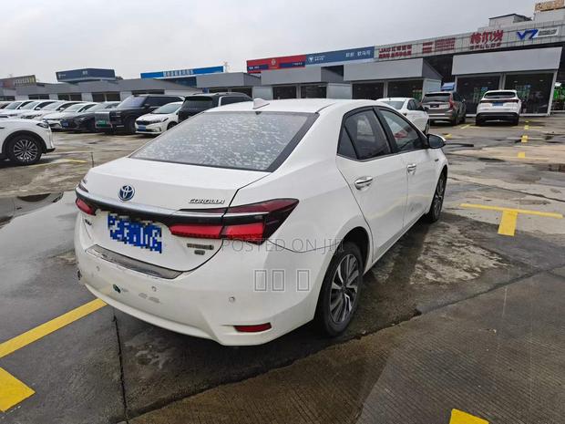 Toyota Corolla LE (1.8L 4cyl 2A) 2018 White
