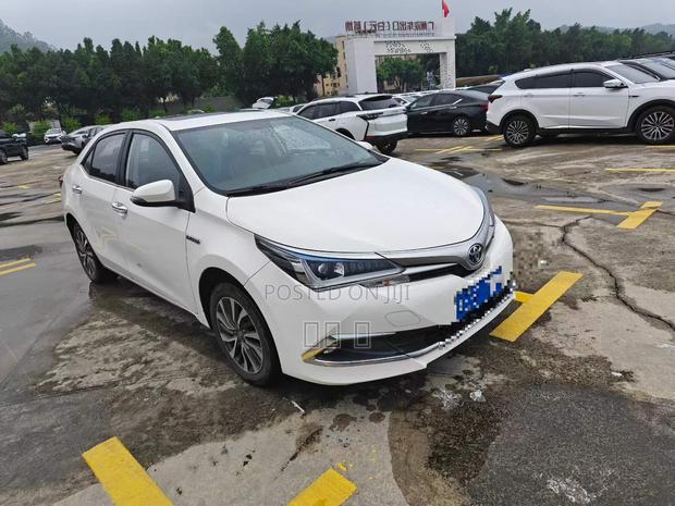 Toyota Corolla LE (1.8L 4cyl 2A) 2018 White