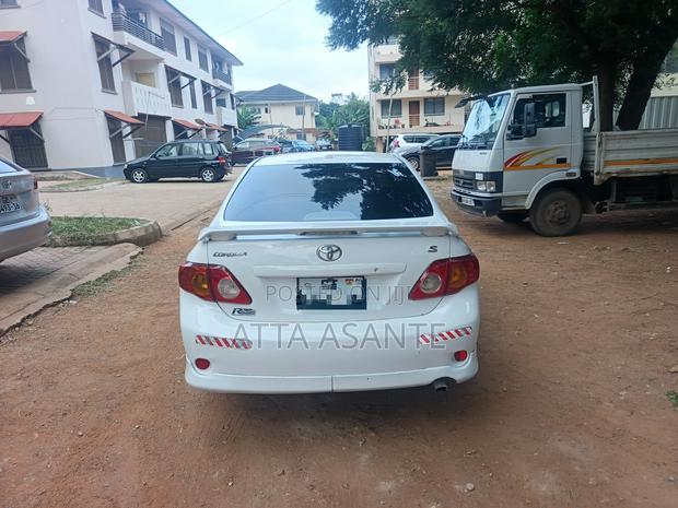 Toyota Corolla 2010 White