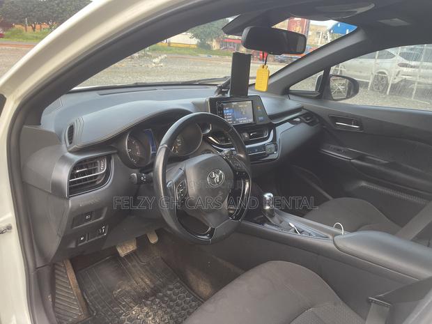 Toyota C-HR XLE FWD Sport Utility (2.0L 4cyl 2AM) 2018 White