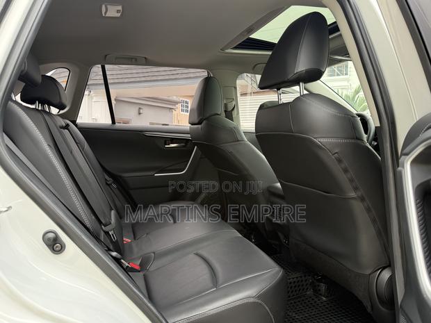 Toyota RAV4 XLE FWD 2020 White