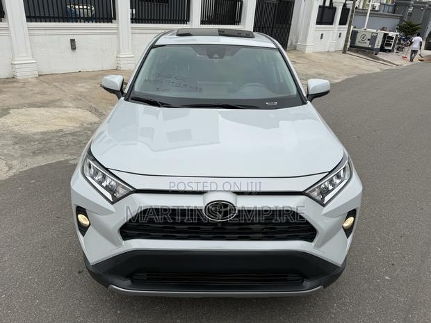 Toyota RAV4 XLE FWD 2020 White