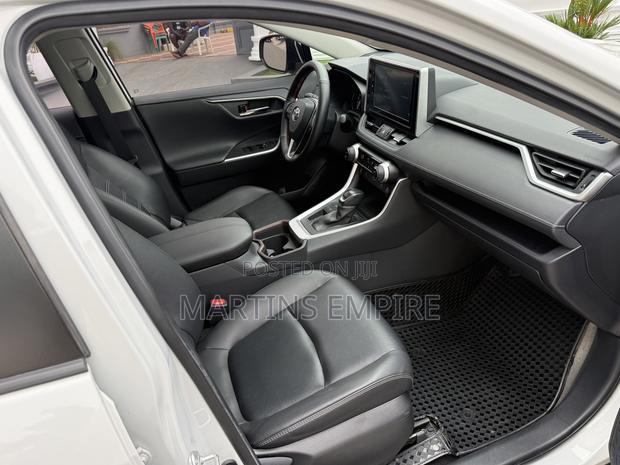 Toyota RAV4 XLE FWD 2020 White