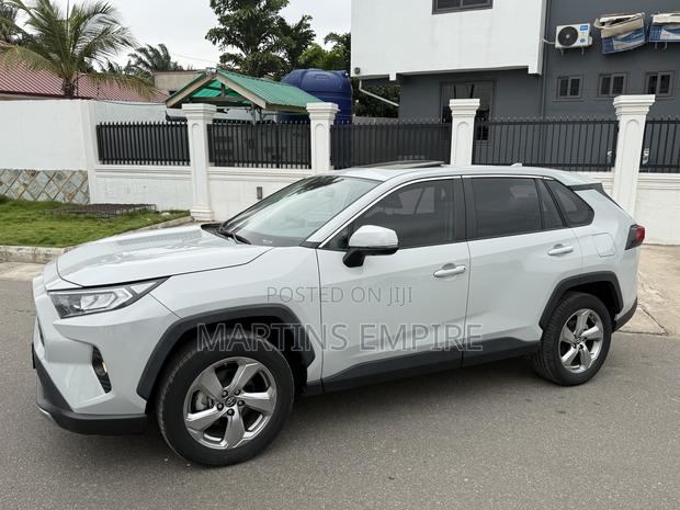 Toyota RAV4 XLE FWD 2020 White