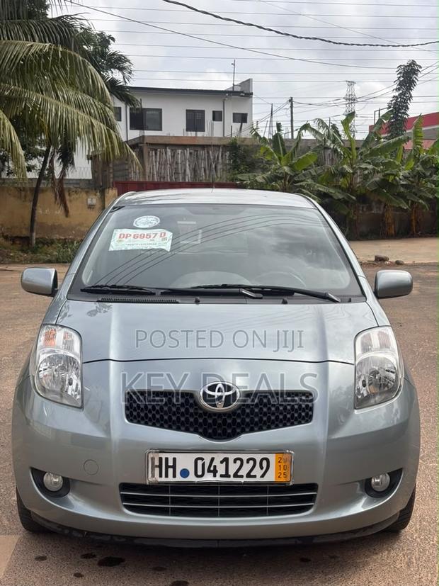Toyota Yaris Base Hatchback 5dr 2010 Gray