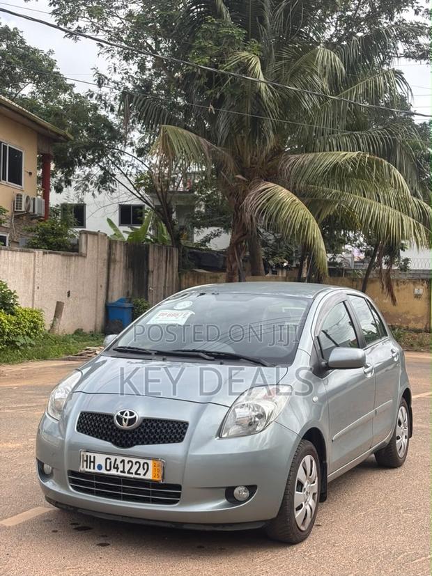 Toyota Yaris Base Hatchback 5dr 2010 Gray