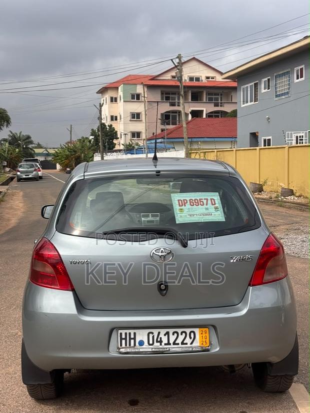 Toyota Yaris Base Hatchback 5dr 2010 Gray