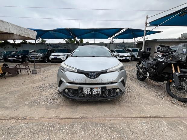 Toyota C-HR XLE FWD Sport Utility (2.0L 4cyl 2AM) 2018 Silver