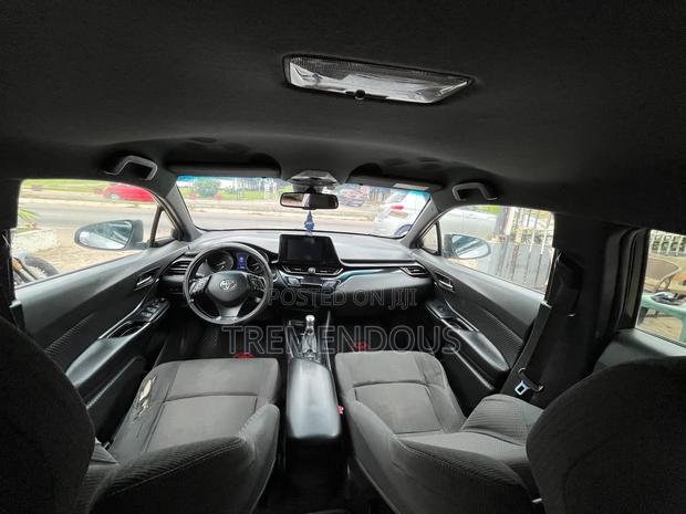 Toyota C-HR XLE FWD Sport Utility (2.0L 4cyl 2AM) 2018 Silver