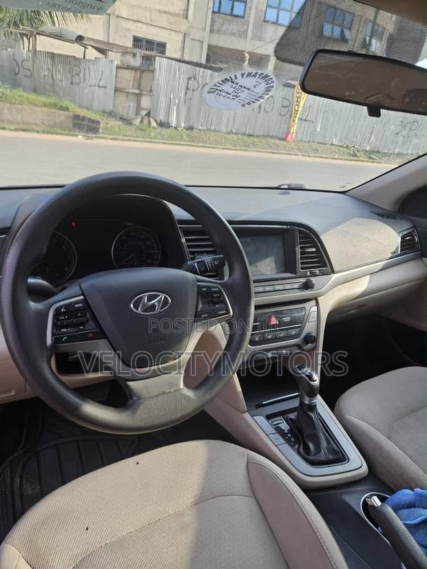 Hyundai Elantra SE Sedan FWD (2.0L 4cyl 6M) 2017 Black