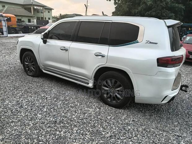 Toyota Land Cruiser 2016 White