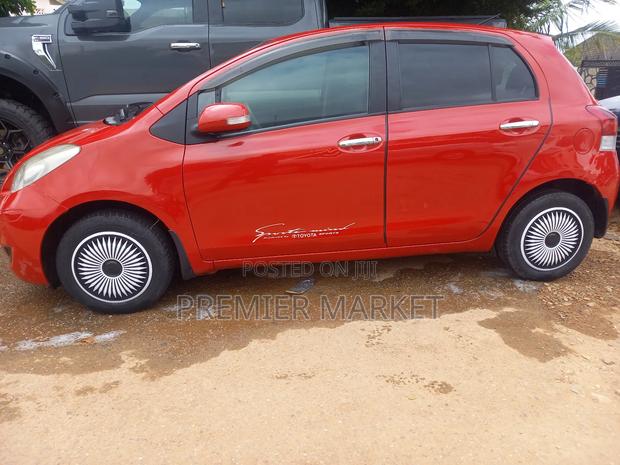 Toyota Vitz 1.3 FWD 5dr 2010 Red