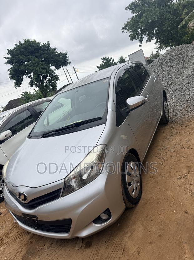 Toyota Vitz 2012 Silver