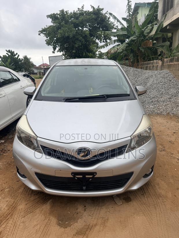 Toyota Vitz 2012 Silver