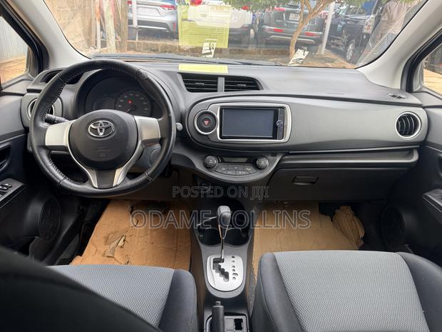 Toyota Vitz 2012 Silver