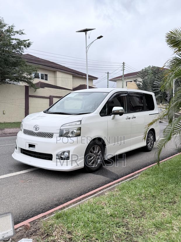 Toyota Voxy 2010 White