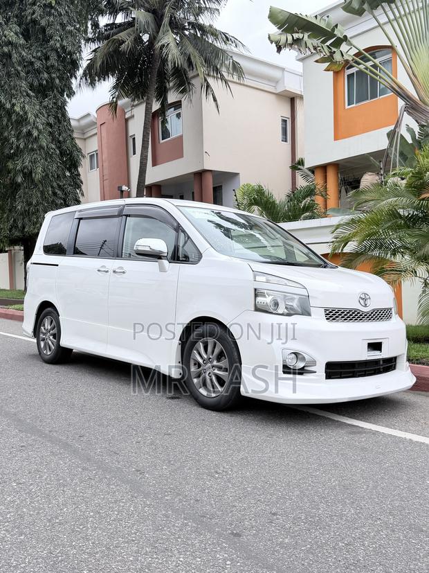 Toyota Voxy 2010 White