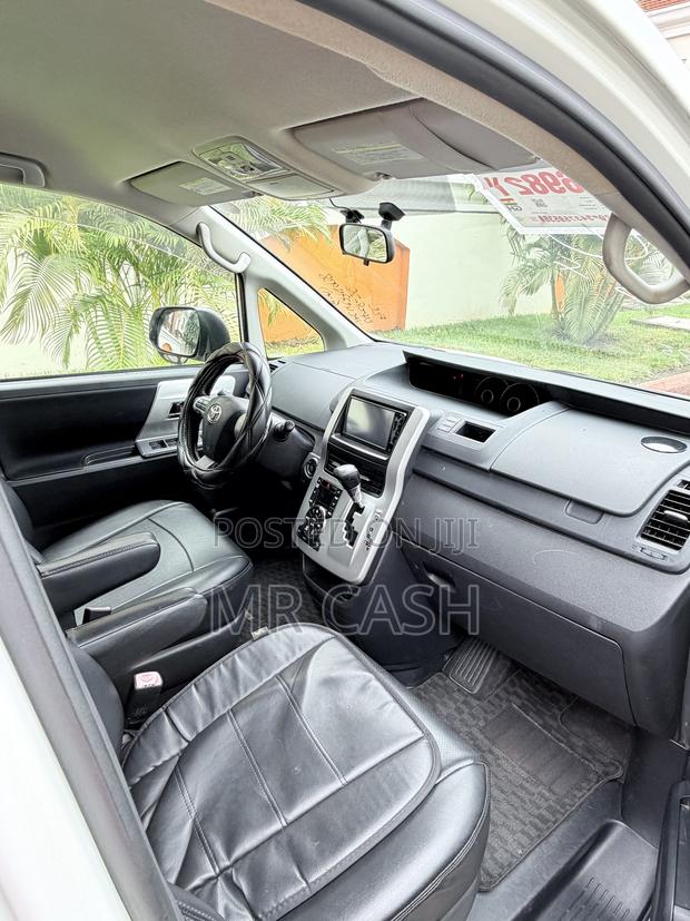 Toyota Voxy 2010 White