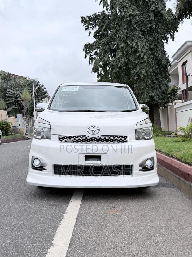Toyota Voxy 2010 White