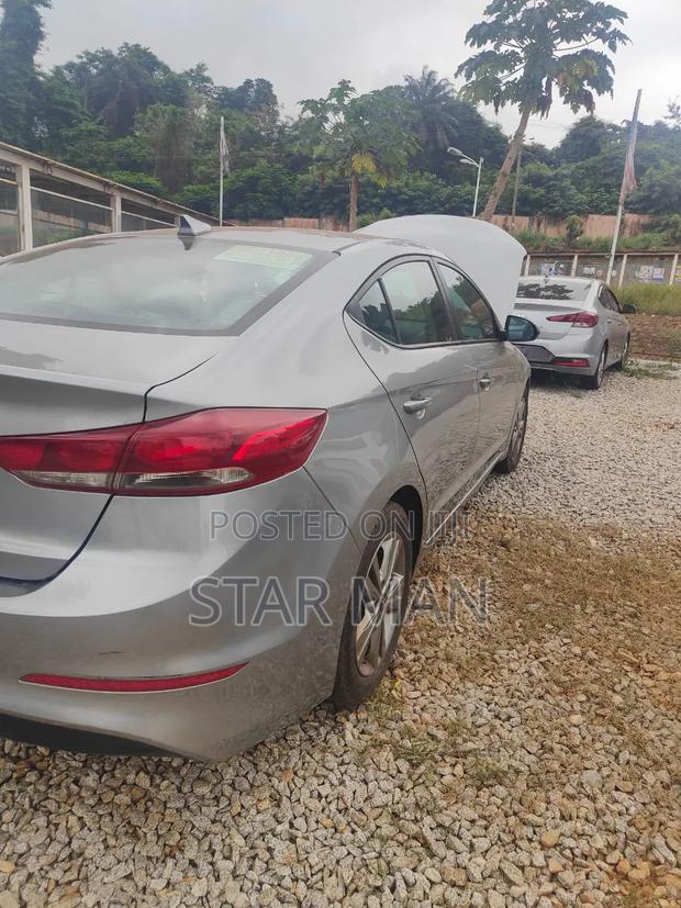 Hyundai Elantra 2018 Gold