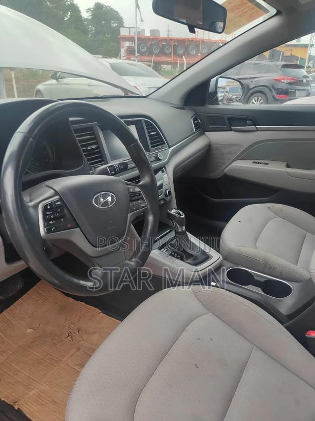 Hyundai Elantra 2018 Gold