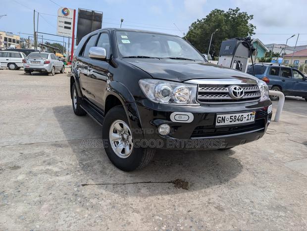 Toyota Fortuner 2.7 AWD 2011 Black