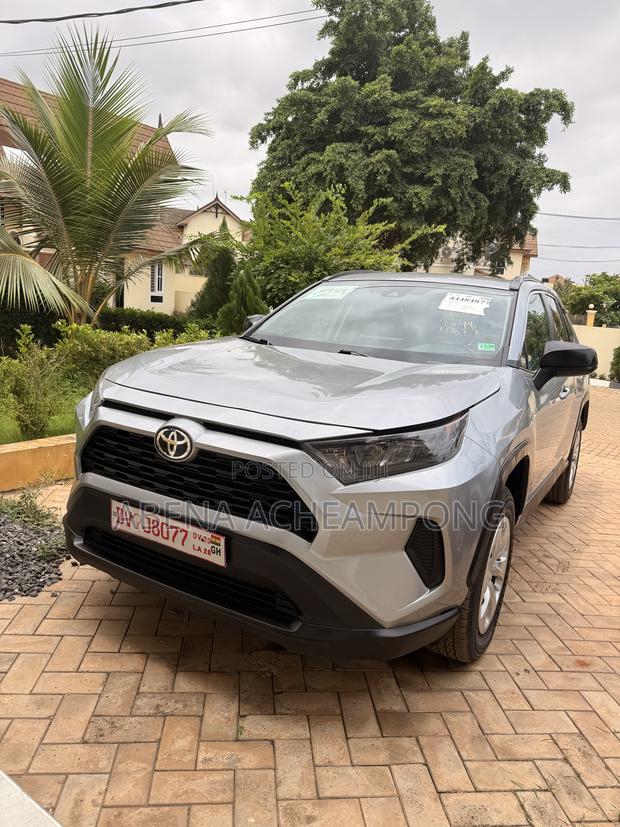 Toyota RAV4 LE 2021 Silver