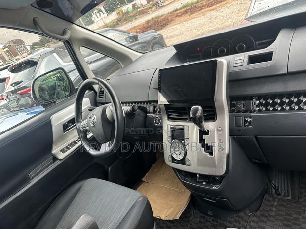 Toyota Voxy V 2WD 8-Seater 2011 Gray
