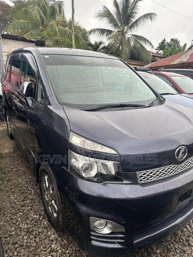 Toyota Voxy V 2WD 8-Seater 2011 Gray